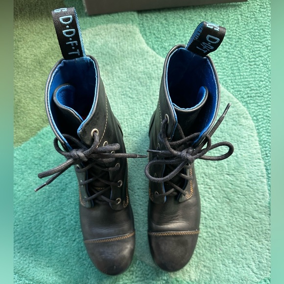 Fluevog EXCELLENT BBC Radio black lace-up boot w/ blue details - 8 (narrow) - Picture 13 of 16